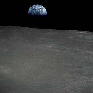 фотография Земли сделанна на фоне Луны. NASA