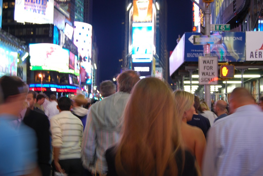Толпы туристов на Таймс Сквер   Night Time  Manhattan New York NY October 8 2010