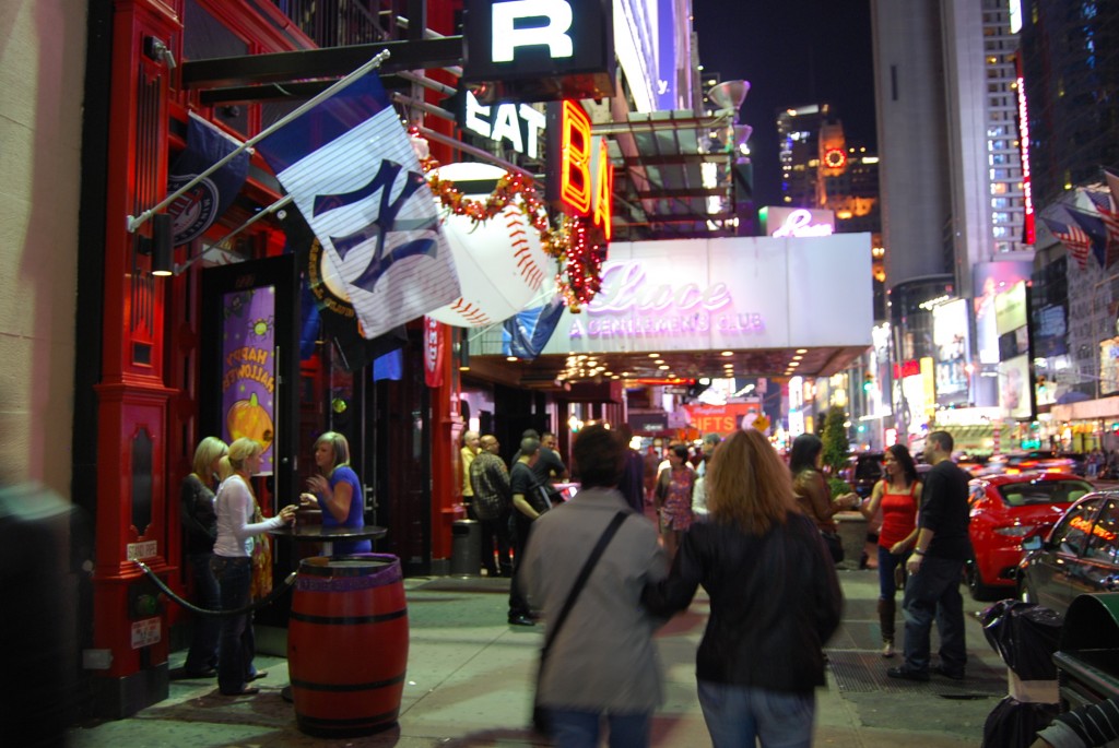 Ночной Нью-Йорк  "народ" возле бара  8 Октября 2010 