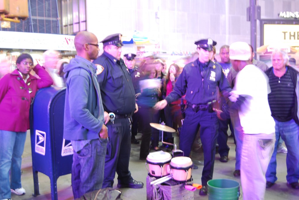 олицейские проверяют документы у уличных музыкантов на Тайм Сквер 8 Октябрья 2010
