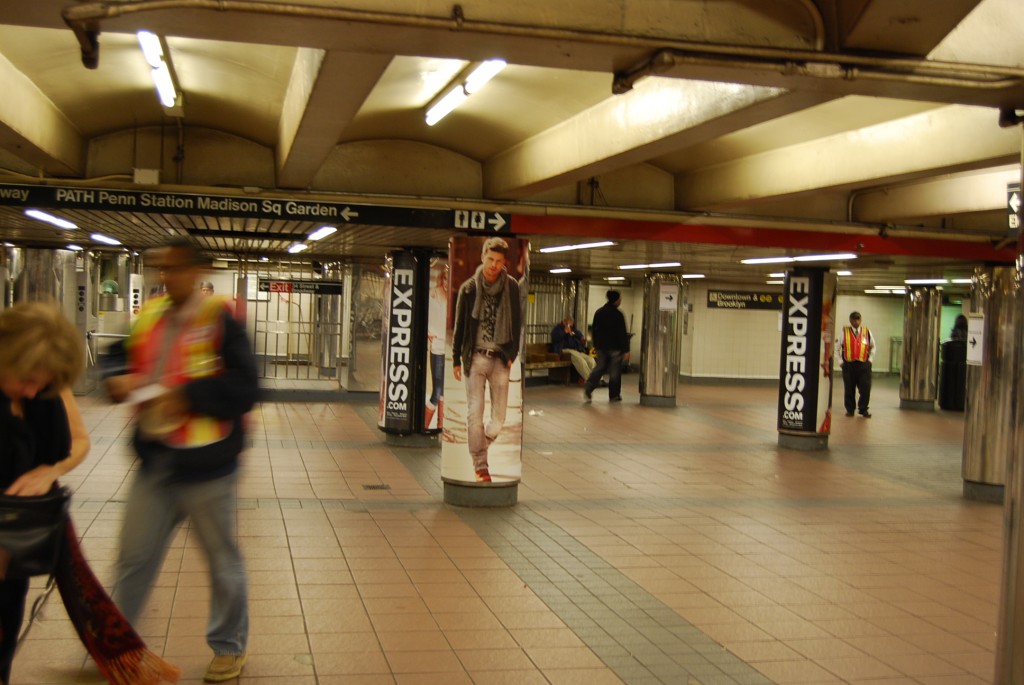 Манхетен реклама на ночная станции метро 34 Стрит Нью-Йорк 8 Октября 2010 