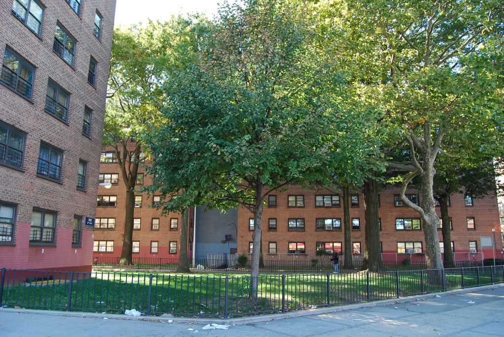  Brooklyn New York Oct 10 2010  86 Стрит   считающийся "криминальным" район Марлборо в Бруклине. жилье по "государственно программе"