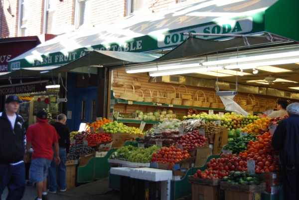 Торговля фруктами на Брайтон Бич авеню Бруклин Нью-Йорк. 2010