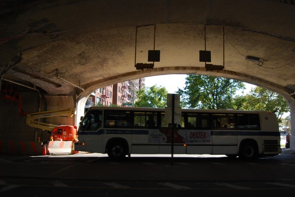 Первый номер автобуса под эстакадой Бруклин Брайтон Бич и Ошен Парквей Нью-Йорк 