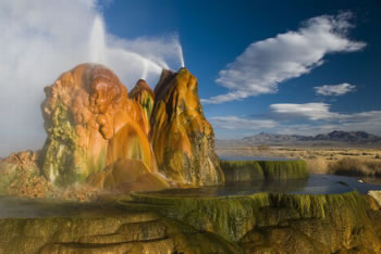 гейзер Fly Geyser находится в штате Невада, США.