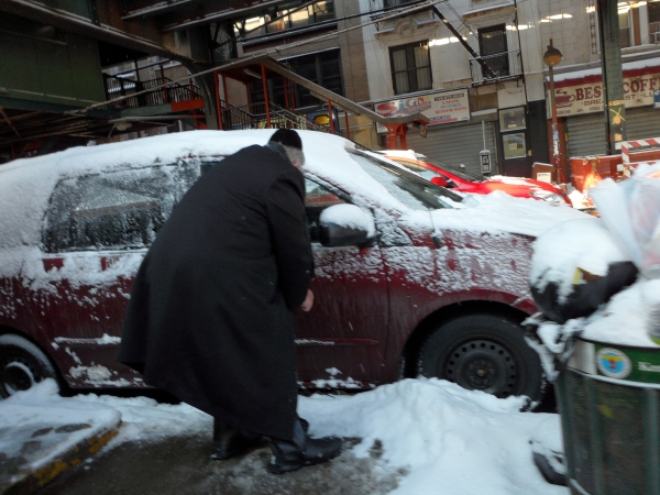 Снег в Бруклине. Ортодоксальный еврей бореться со снегом. jewish man fight with snow on his car 2011 Jan Brooklyn New York 