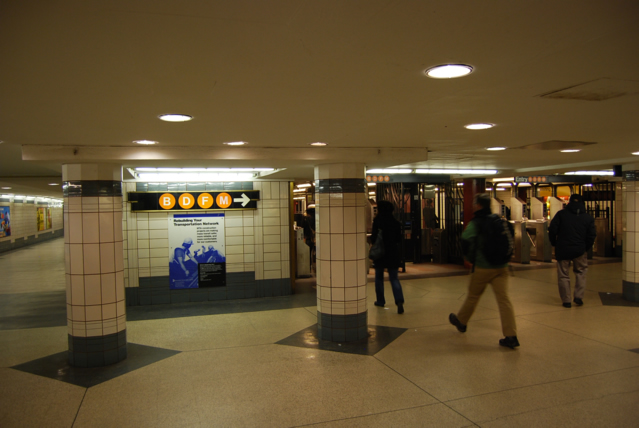 Вход на станцию к поездам метро B.D, F, M проходит через турникеты