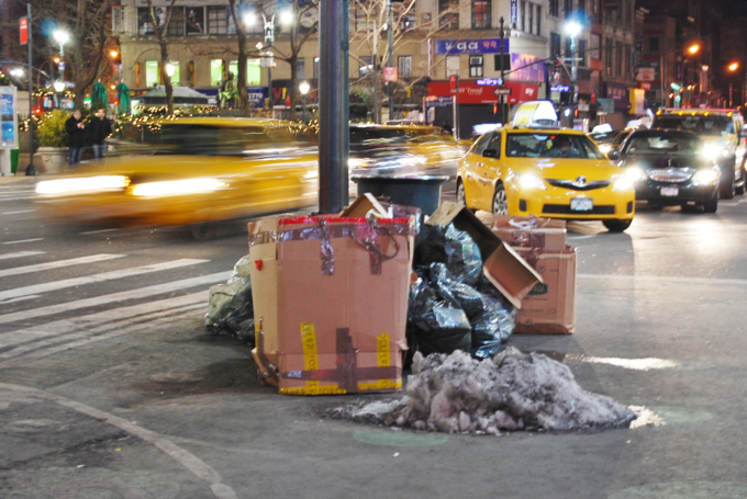 пятница вечером - день уборки мусора который бизнесы выкладывают к проезжей части в мешках