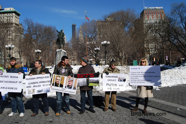 митинг в поддержку конституции в Нью-Йорке. Среди участников сын Михаила Ходорковского