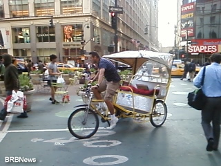 "Велорикша" - "развозчик" туристов 33 стрит и Бродвей 12 мая 2011 Нью-Йорк возле офиса BRBNews