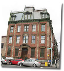 Здание бывшего 32го полицейского участка на 152 стрит Вашингтон Хайтс остров Манхэттен Нью-Йорк