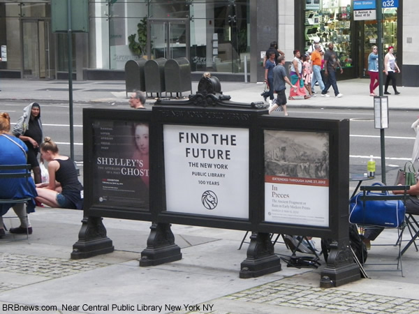 "Найди Будущее" - реклама бесплатных выставок возле центральной публичной библиотеки Нью-Йорка