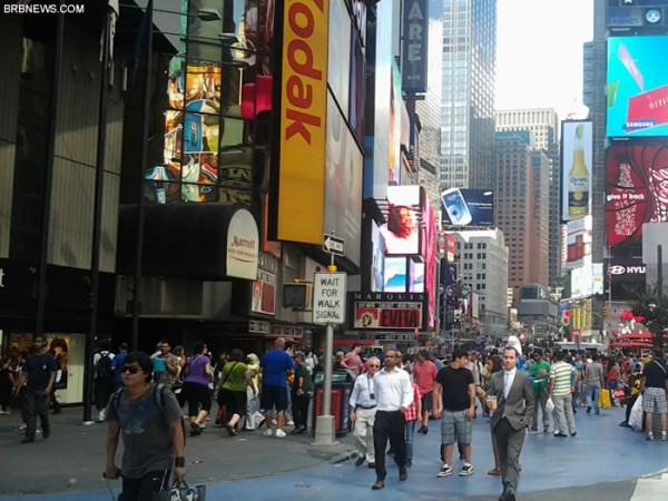 Тайм Сквер Нью-Йорк. Народ на улице. 2 июля 2012