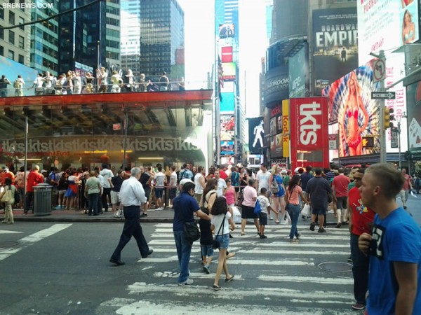 Times Square New York Театральные кассы TKTS с обычными очередями за билетами...  В США тоже есть очереди... в театр, на стадионы и пр.