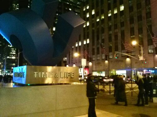 Время и Жизнь. Памятник на Шестой Авеню. Нью-Йорк. Манхэттен 2012