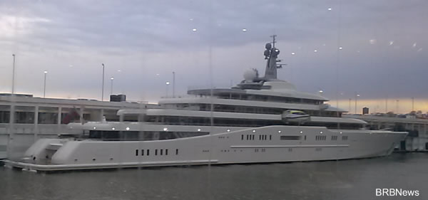 Яхта Бориса Абрамовича на 50 пирсе в Манхэттене, Нью-Йорк . Март 2013