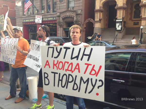 Митинг в защиту Навального Нью-Йорк Июль 18 2013 Россиянин правозащитник  Юрий Моша протестует возле представительства России в Нью-Йорке