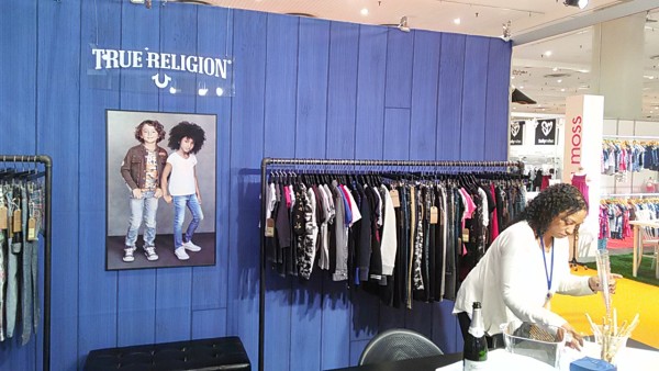 True Religion - модная джинсовые одежда не только для взрослых но и для детей. Представитель на выставке в Нью-Йорке