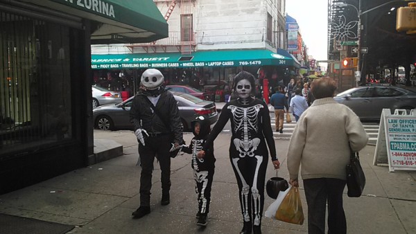 Нью-Йорк. Хэллоуин на Брайтон Бич Авеню Бруклин
