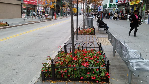 Цветы на улицах. Фото Бруклин Нью-Йорк Фултон стрит