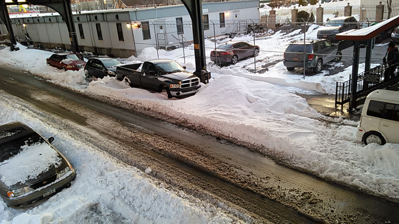 Машины в снегу, Бруклин Нью-Йорк west 8 Street Brooklyn NY after snow storm