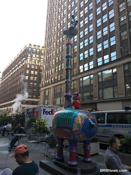 Сказачный жираф на Бродвее Нью-Йорк