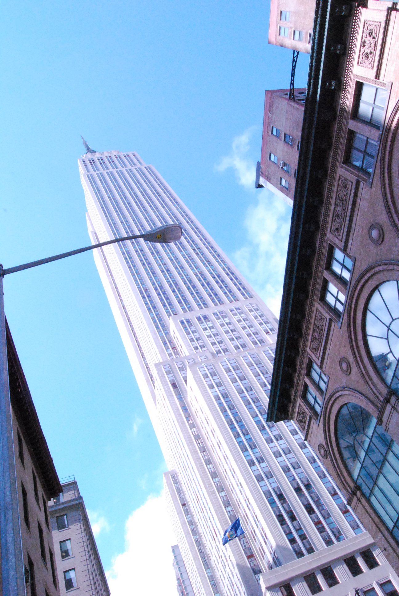 Empire State Building - как всегда красавец Импаер Стейт билдинг. Построенный как причал для дирижаблей в тридцатые годы, используется как офисное здание и площадка обозрения (по моему с РОкфеооер Цента всетаки вид лучше и места больше и современней. Всем советую именно Рокфеллер Центр).
