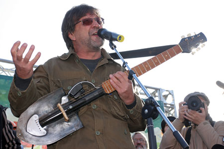 Юрий Шевчук с гитарой на митинге в Санкт Питербурге Россия