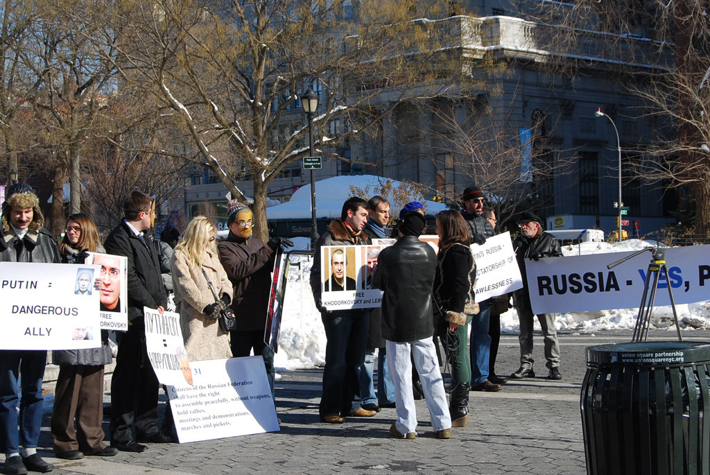 New York 2011 Российские демонстранты протива политики Путина в Нью-Йорке 31 января 2011 года. Акция по защите 31 статьи российской конституции