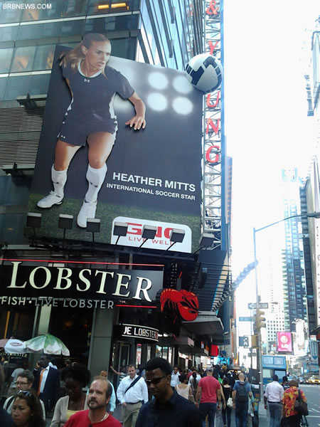 Times Square NY Heather Mitts реклама над Lobster на 42 улице