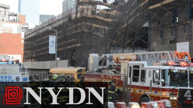 Упавшай постройка задела автобус в Нью-Йорке. Видео - building photo
