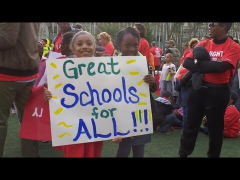 Нью-Йорк. Демонстранты требовали прав для  Charter schools - children and classroom image