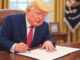 Новости Нью-Йорка США - Дональд Трамп подписывает указ в Белом Доме