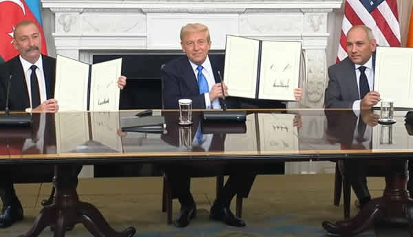 Дональд Трамп с президентом Армении и президентом Азербайджана в Белом доме подписали мирный договор